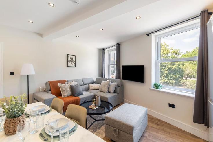 Building Branstone Road - london-dream-stays - 1364960 adresindeki bir dairede modern mobilyalarla zarif bir şekilde tasarlanmış oturma odası London Borough of Richmond upon Thames, Richmond Building Branstone Road - london-dream-stays - 1364960 adresindeki bir dairede modern mobilyalarla zarif bir şekilde tasarlanmış oturma odası London Borough of Richmond upon Thames, Richmond