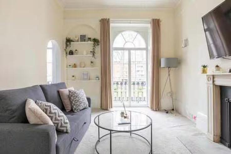 Elegant gestaltetes Wohnzimmer mit moderner Einrichtung in einer Wohnung im Building Tavistock Place - london-dream-stays - 1364968 in London Borough of Camden, London
