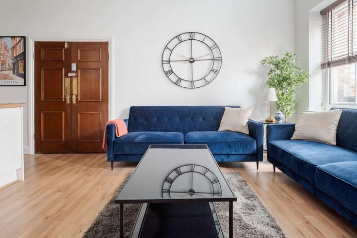 Elegante sala de estar con mobiliario moderno en un apartamento en Building Balfour Place - londoners-apartments-ltd - 1540259 en City of Westminster, London Elegante sala de estar con mobiliario moderno en un apartamento en Building Balfour Place - londoners-apartments-ltd - 1540259 en City of Westminster, London