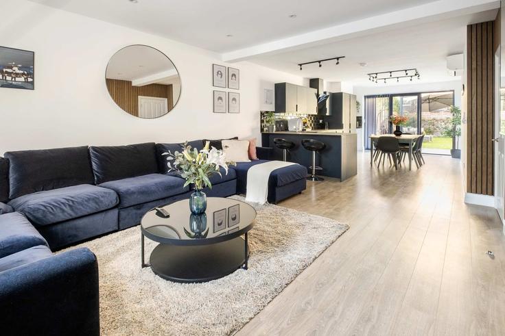 Elegante sala de estar con mobiliario moderno en un apartamento en Building B509 - londoners-apartments-ltd - 1540264 en London Borough of Camden, London Elegante sala de estar con mobiliario moderno en un apartamento en Building B509 - londoners-apartments-ltd - 1540264 en London Borough of Camden, London