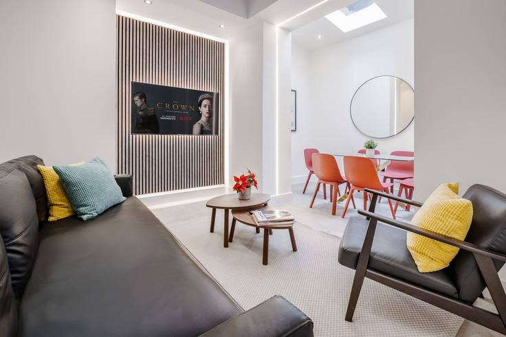 London City of WestminsterのBuilding Devonshire Place - londoners-apartments-ltd - 1540261のアパートメントにある、モダンな家具を備えたエレガントなデザインのリビングルーム London City of WestminsterのBuilding Devonshire Place - londoners-apartments-ltd - 1540261のアパートメントにある、モダンな家具を備えたエレガントなデザインのリビングルーム