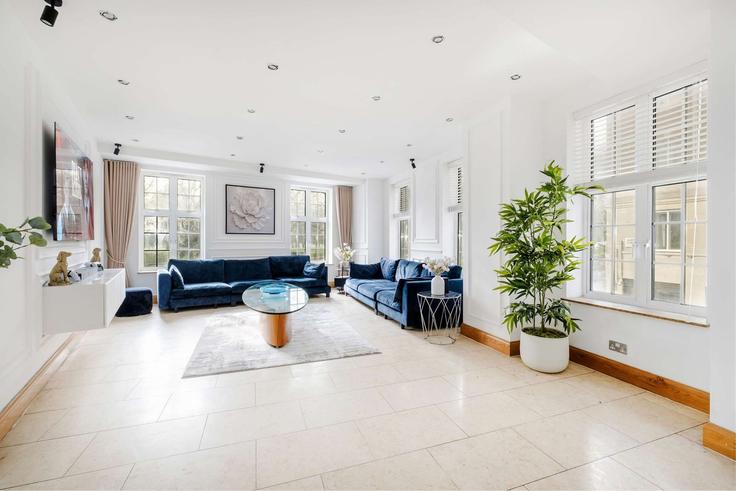 Elegant gestaltetes Wohnzimmer mit moderner Einrichtung in einer Wohnung im Building Park Street - londoners-apartments-ltd - 1540248 in City of Westminster, London Elegant gestaltetes Wohnzimmer mit moderner Einrichtung in einer Wohnung im Building Park Street - londoners-apartments-ltd - 1540248 in City of Westminster, London