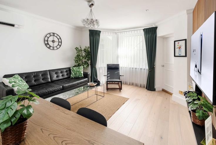 Royal Borough of Kensington and Chelsea, London에 위치한 Building Emperor's Gate - londoners-apartments-ltd - 1540258 유닛의 세련된 인테리어가 돋보이는 거실