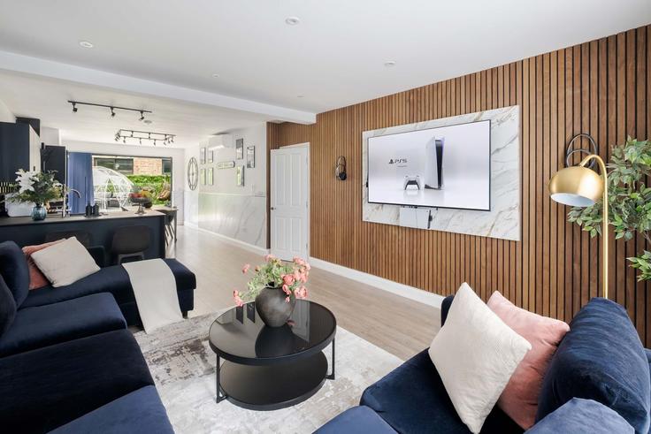Salle de séjour élégante avec mobilier moderne dans un appartement à Building B509 - londoners-apartments-ltd - 1540264 à London Borough of Camden, London