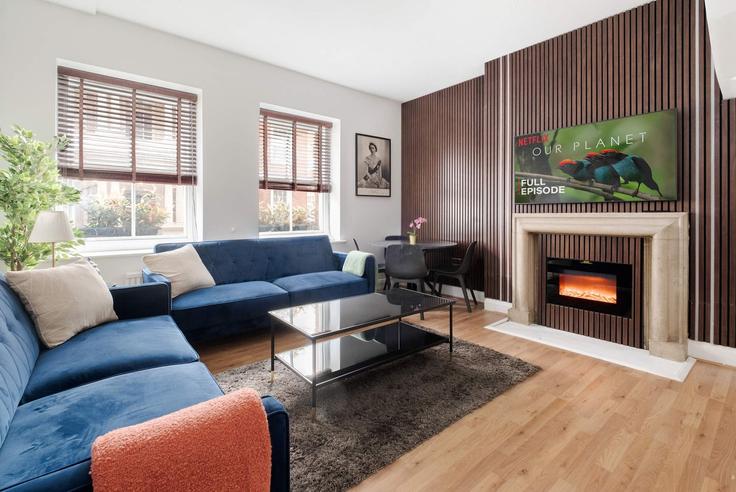 Sala de estar elegantemente projetada com móveis modernos em um apartamento no Building Balfour Place - londoners - 1359598 em City of Westminster, London