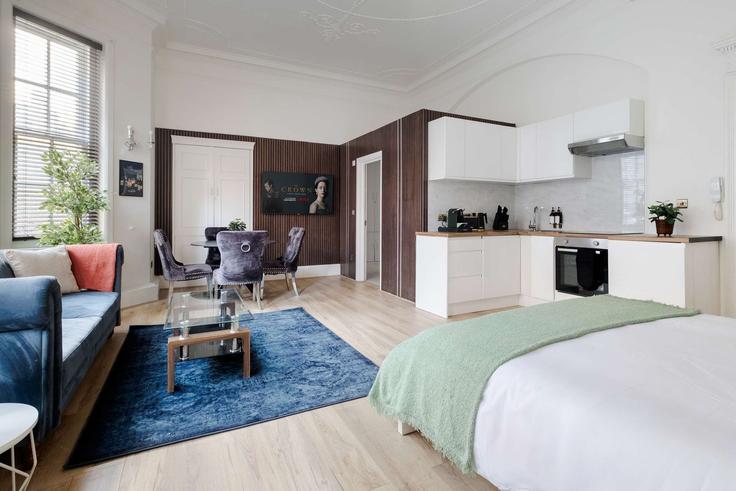 Building Balfour Place - londoners - 1359591 adresindeki bir dairede modern mobilyalarla zarif bir şekilde tasarlanmış oturma odası City of Westminster, London Building Balfour Place - londoners - 1359591 adresindeki bir dairede modern mobilyalarla zarif bir şekilde tasarlanmış oturma odası City of Westminster, London