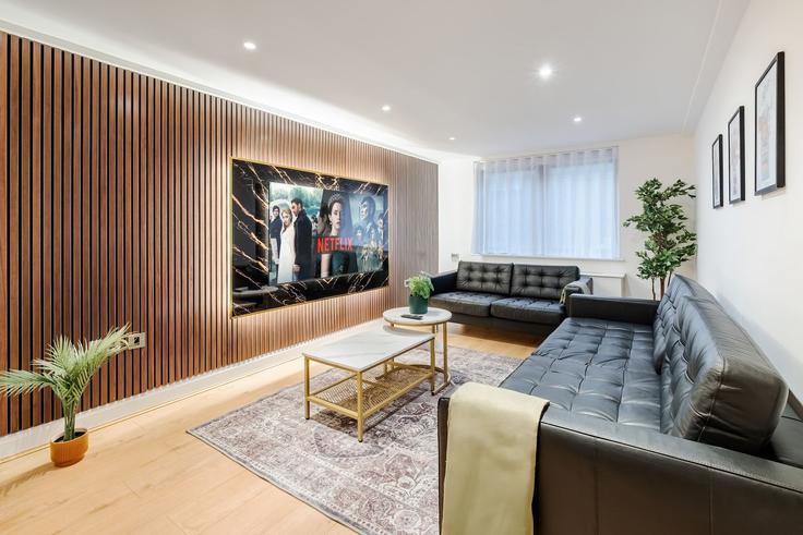 Elegante sala de estar con mobiliario moderno en un apartamento en Building Edgware Road - londoners - 1359592 en City of Westminster, London Elegante sala de estar con mobiliario moderno en un apartamento en Building Edgware Road - londoners - 1359592 en City of Westminster, London