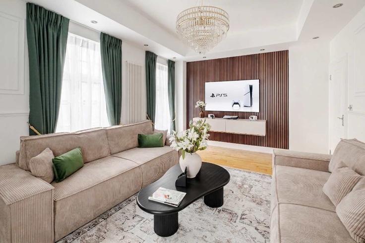 Elegant gestaltetes Wohnzimmer mit moderner Einrichtung in einer Wohnung im Building Park Street - londoners - 1510824 in City of Westminster, London