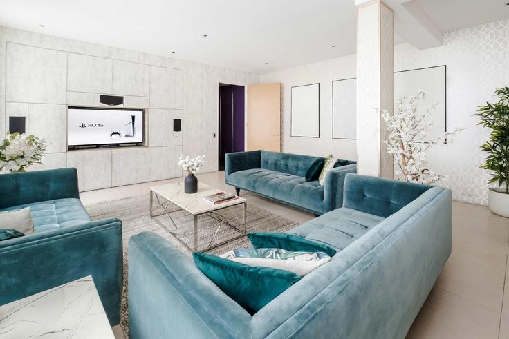 Elegant gestaltetes Wohnzimmer mit moderner Einrichtung in einer Wohnung im Building Park Street - londoners - 1510826 in City of Westminster, London