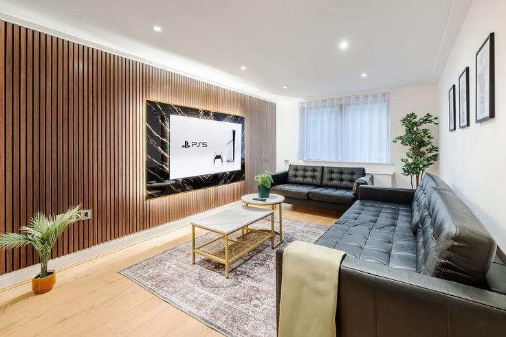 Elegant gestaltetes Wohnzimmer mit moderner Einrichtung in einer Wohnung im Building Edgware Road - londoners - 1359592 in City of Westminster, London