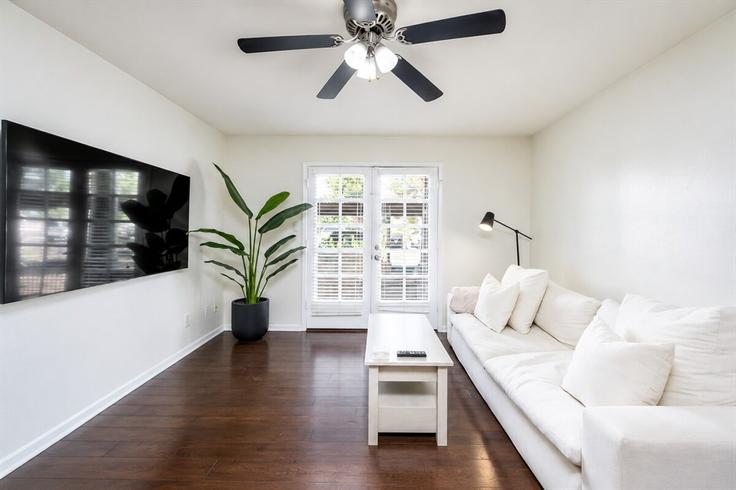 Elegante sala de estar con mobiliario moderno en un apartamento en Building North 78th Street - lotus-and-loom-rentals - 1540138 en Scottsdale, Scottsdale Elegante sala de estar con mobiliario moderno en un apartamento en Building North 78th Street - lotus-and-loom-rentals - 1540138 en Scottsdale, Scottsdale