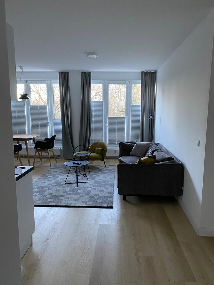 Building Am Wall - louis-louise - 1227105 adresindeki bir dairede modern mobilyalarla zarif bir şekilde tasarlanmış oturma odası Bremen, Bremen Building Am Wall - louis-louise - 1227105 adresindeki bir dairede modern mobilyalarla zarif bir şekilde tasarlanmış oturma odası Bremen, Bremen