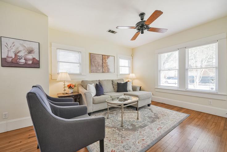 Houston, Houston에 위치한 Building Beverly Street - louisarich - 1316399 아파트의 세련된 인테리어가 돋보이는 거실