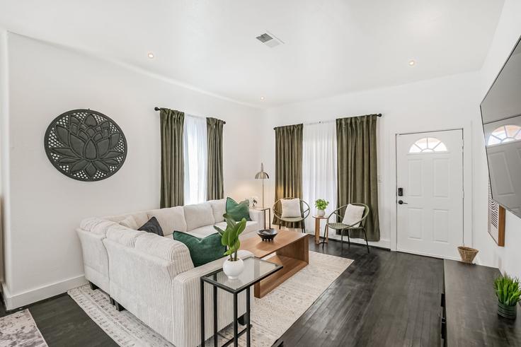 Sala de estar elegantemente projetada com móveis modernos em um apartamento no Building Webster Street - louisarich - 1472545 em Houston, Houston