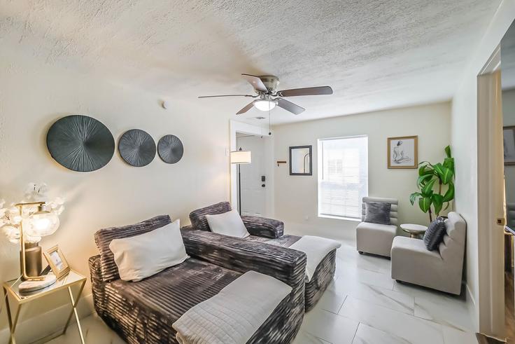 Salle de séjour élégante avec mobilier moderne dans un appartement à Building West 21st Street - louisarich - 1316409 à Houston, Houston