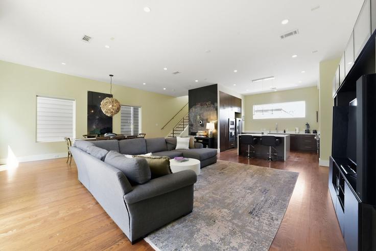 Houston HoustonのBuilding Yale Street - louisarich - 1633784のアパートメントにある、モダンな家具を備えたエレガントなデザインのリビングルーム Houston HoustonのBuilding Yale Street - louisarich - 1633784のアパートメントにある、モダンな家具を備えたエレガントなデザインのリビングルーム
