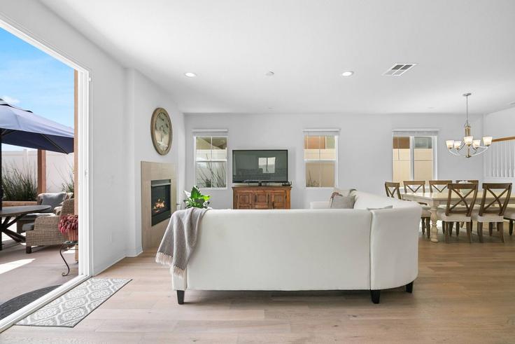 San Diego, San Diego에 위치한 Building Wembley Street - love-living-management - 1559828 유닛의 세련된 인테리어가 돋보이는 거실