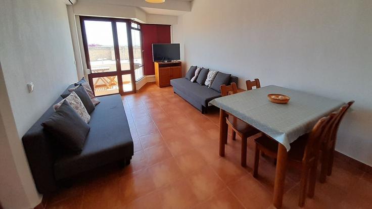 Elegante sala de estar con mobiliario moderno en un apartamento en Building Avenida Tomás Cabreira - lovelystay - 369671 en Portimão, Portimão