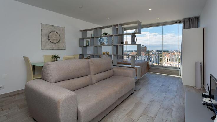 Elegante sala de estar con mobiliario moderno en un apartamento en Building Rua Dom Martinho Castelo Branco - lovelystay - 369670 en Portimão, Portimão