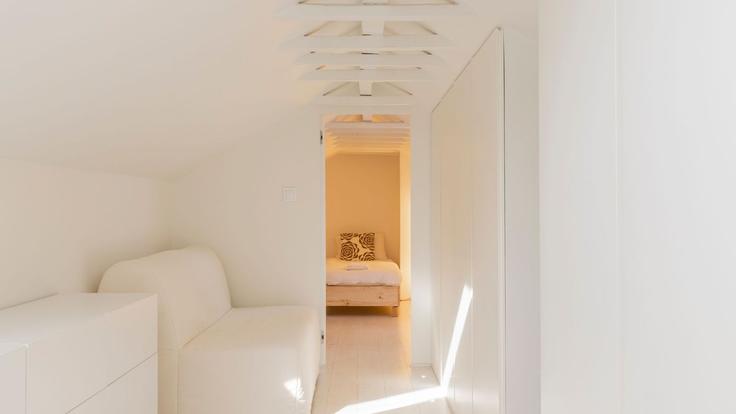 Elegant gestaltetes Wohnzimmer mit moderner Einrichtung in einer Wohnung im Building Rua Barbosa Cólen - lovelystay - 404427 - LIS in Areeiro, Lisbon