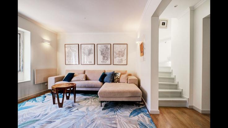 Elegant gestaltetes Wohnzimmer mit moderner Einrichtung in einer Wohnung im Building Rua Artur Paiva - lovelystay - 1346810 in Penha de França, Lisbon