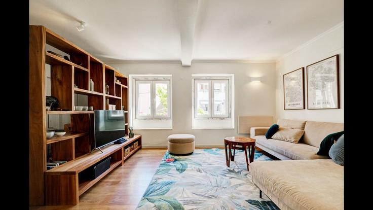 Sala de estar elegantemente projetada com móveis modernos em um apartamento no Building Rua Artur Paiva - lovelystay - 1346810 em Penha de França, Lisbon