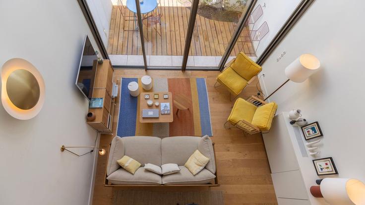 Lisbon São VicenteのBuilding Beco Beguinhos - lovelystay - 1026163 - LISのアパートメントにある、モダンな家具を備えたエレガントなデザインのリビングルーム