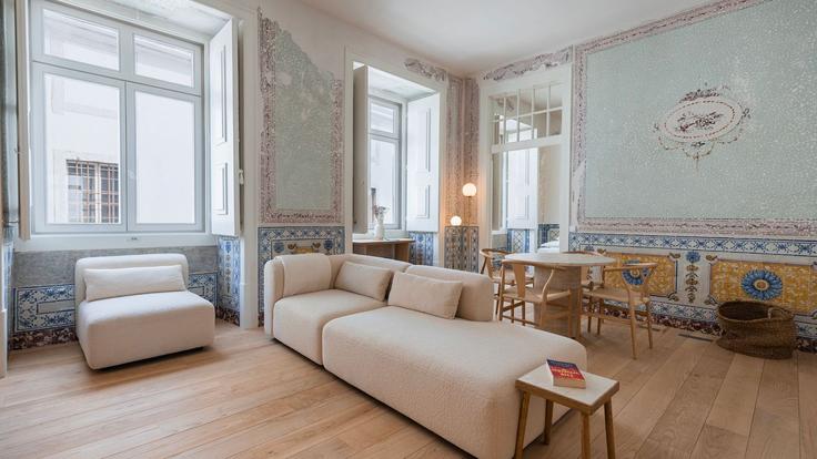 Salle de séjour élégante avec mobilier moderne dans un appartement à Building Rua de São João da Praça - lovelystay - 1301802 - LIS à Santa Maria Maior, Lisbon Salle de séjour élégante avec mobilier moderne dans un appartement à Building Rua de São João da Praça - lovelystay - 1301802 - LIS à Santa Maria Maior, Lisbon