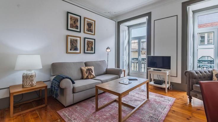 Lisbon Santa Maria MaiorのBuilding Rua Serpa Pinto - lovelystay - 1465766のアパートメントにある、モダンな家具を備えたエレガントなデザインのリビングルーム