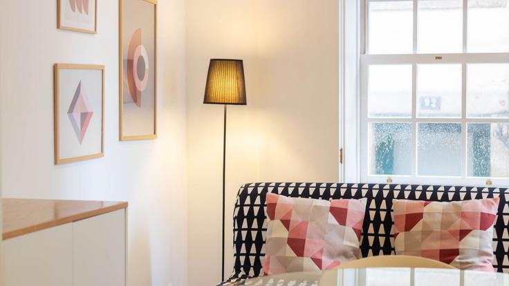 Elegante sala de estar con mobiliario moderno en un apartamento en Building Rua da Bainharia - lovelystay - 1475862 en União das freguesias de Cedofeita, Santo Ildefonso, Sé, Miragaia, São Nicolau e Vitória, Porto
