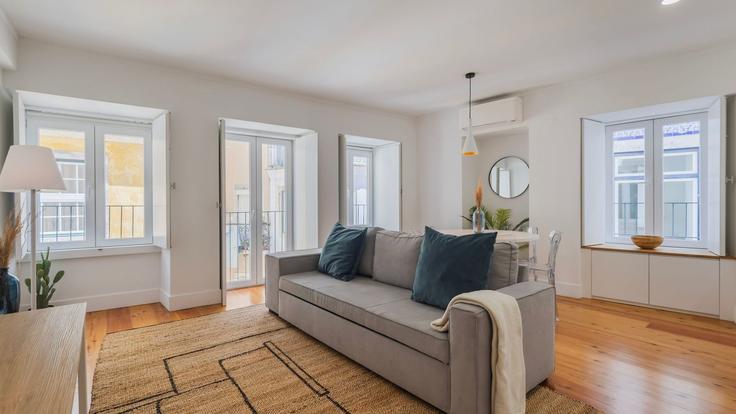 Building Travessa dos Pescadores - lovelystay - 1526884 adresindeki bir dairede modern mobilyalarla zarif bir şekilde tasarlanmış oturma odası Misericórdia, Lisbon