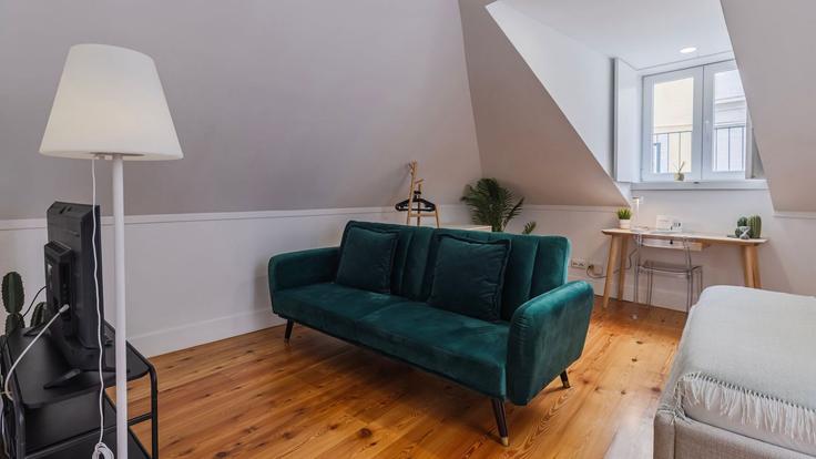 Elegante sala de estar con mobiliario moderno en un apartamento en Building Travessa dos Pescadores - lovelystay - 1531668 en Misericórdia, Lisbon