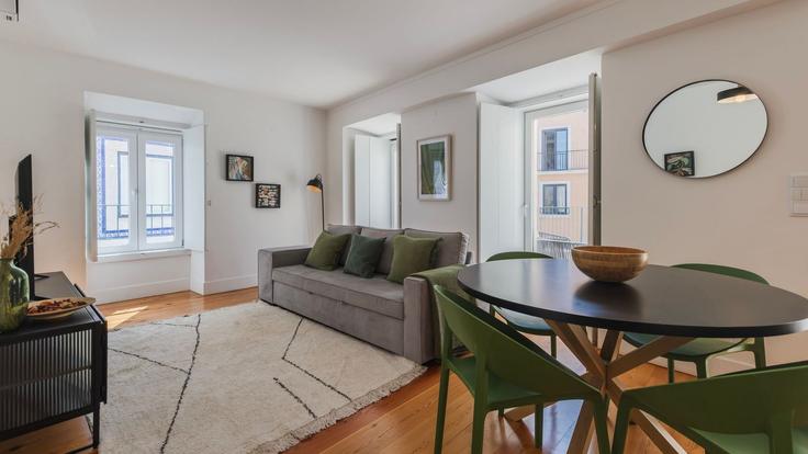 Elegante sala de estar con mobiliario moderno en un apartamento en Building Travessa dos Pescadores - lovelystay - 1526880 en Misericórdia, Lisbon