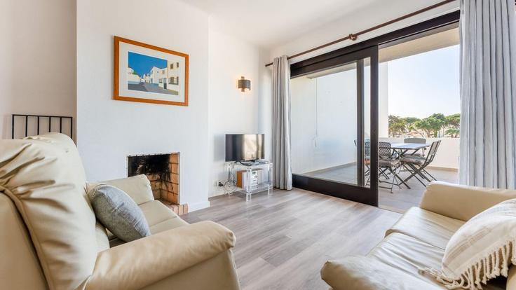 Sala de estar elegantemente projetada com móveis modernos em um apartamento no Building Rua das Alfarrobeiras - lovelystay - 1345573 em Albufeira e Olhos de Água, Olhos de Água