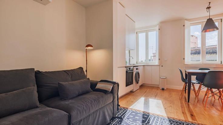 Salle de séjour élégante avec mobilier moderne dans un appartement à Building Calçada de São Vicente - lovelystay - 1407151 à Santa Maria Maior, Lisbon Salle de séjour élégante avec mobilier moderne dans un appartement à Building Calçada de São Vicente - lovelystay - 1407151 à Santa Maria Maior, Lisbon