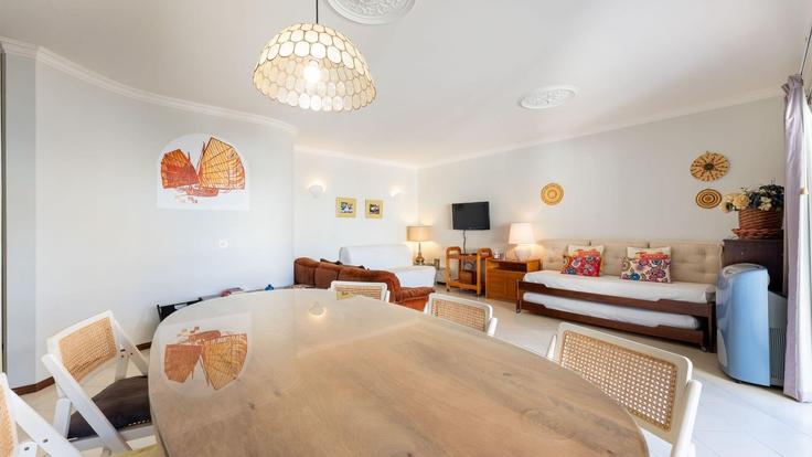 Salle de séjour élégante avec mobilier moderne dans un appartement à Building Rua da Alemanha - lovelystay - 1345555 à Quarteira, Quarteira Salle de séjour élégante avec mobilier moderne dans un appartement à Building Rua da Alemanha - lovelystay - 1345555 à Quarteira, Quarteira