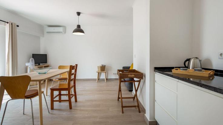 Elegante sala de estar con mobiliario moderno en un apartamento en Building Rua de Volta da Aldeia - lovelystay - 1345589 en Quarteira, Quarteira Elegante sala de estar con mobiliario moderno en un apartamento en Building Rua de Volta da Aldeia - lovelystay - 1345589 en Quarteira, Quarteira