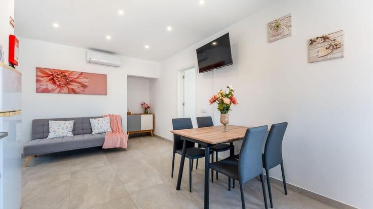 Sala de estar elegantemente projetada com móveis modernos em um apartamento no Building Rua Almeida Garrett - lovelystay - 1345556 em Albufeira e Olhos de Água, Albufeira