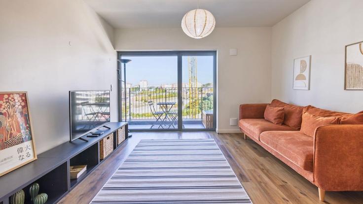 Salle de séjour élégante avec mobilier moderne dans un appartement à Building Rua B do Pual - lovelystay - 1322538 à Lumiar, Lisbon