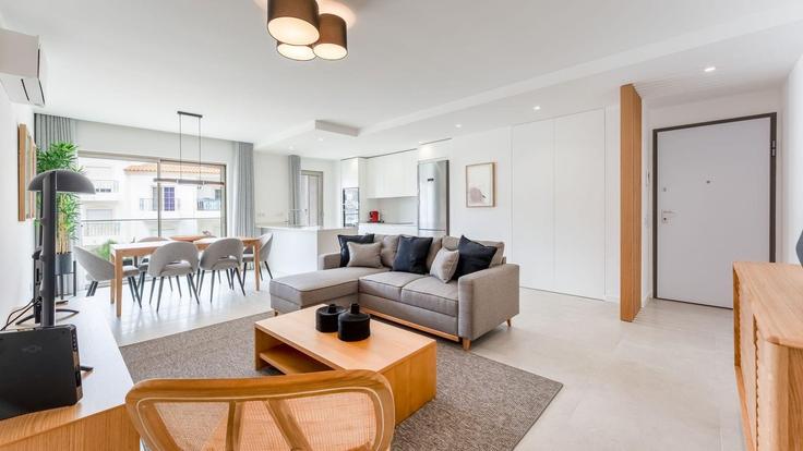 Sala de estar elegantemente projetada com móveis modernos em um apartamento no Building Rua António Simoes Netto - lovelystay - 1345569 em São Gonçalo de Lagos, Lagos Sala de estar elegantemente projetada com móveis modernos em um apartamento no Building Rua António Simoes Netto - lovelystay - 1345569 em São Gonçalo de Lagos, Lagos