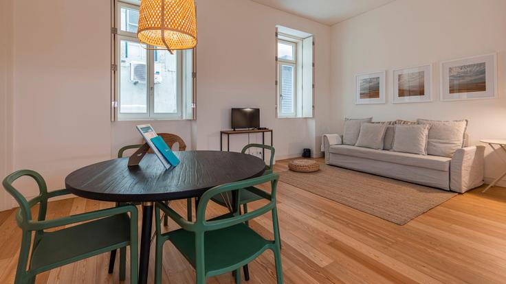 Mesa de jantar com cadeiras elegantes em um apartamento no Building Rua do Crucifixo - lovelystay - 368469 em Santa Maria Maior, Lisbon