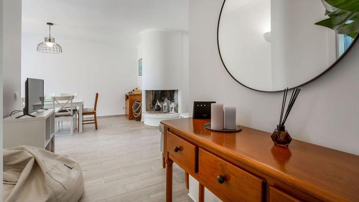 Elegante sala de estar con mobiliario moderno en un apartamento en Building Rua de Volta da Aldeia - lovelystay - 1345588 en Quarteira, Quarteira Elegante sala de estar con mobiliario moderno en un apartamento en Building Rua de Volta da Aldeia - lovelystay - 1345588 en Quarteira, Quarteira