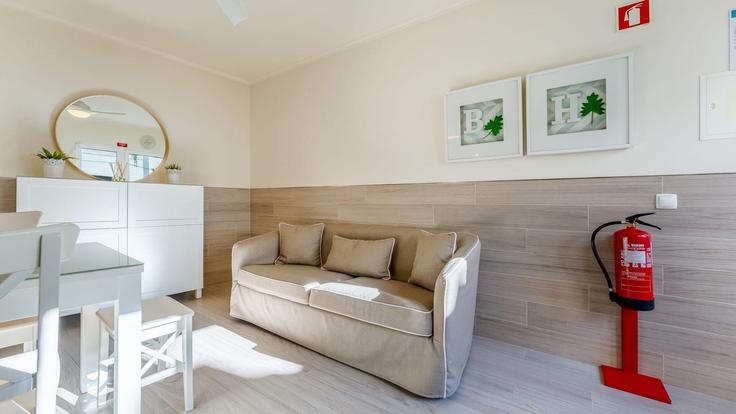 Armação de Pêra Armação de PêraのBuilding Rua dos Braços - lovelystay - 1345580のアパートメントにある、モダンな家具を備えたエレガントなデザインのリビングルーム