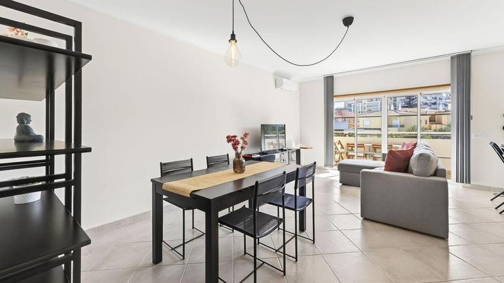 Elegante sala de estar con mobiliario moderno en un apartamento en Building Residências Rotunda - lovelystay - 1345548 en Portimão, Portimão