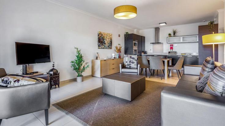 Building Urb Vale da Ribeira - lovelystay - 1345572 adresindeki bir dairede modern mobilyalarla zarif bir şekilde tasarlanmış oturma odası Mexilhoeira Grande, Odiáxere