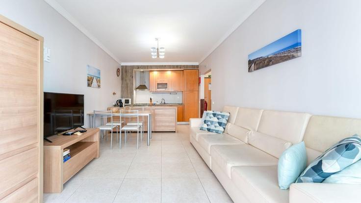 Elegante sala de estar con mobiliario moderno en un apartamento en Building Rua Maria Eugénia Silva Horta - lovelystay - 1345576 en Portimão, Portimão