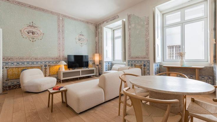 Sala de estar elegantemente projetada com móveis modernos em um apartamento no Building Rua de São João da Praça - lovelystay - 1301802 - LIS em Santa Maria Maior, Lisbon