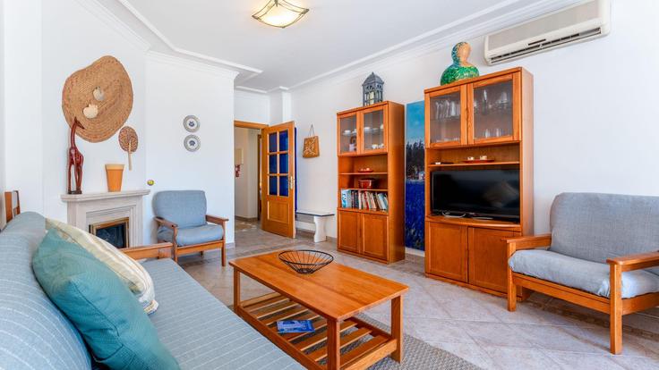 Elegant gestaltetes Wohnzimmer mit moderner Einrichtung in einer Wohnung im Building Rua Comendador Domingos de Sousa Uva - lovelystay - 1035444 - LIS in Conceição de Tavira, Conceição