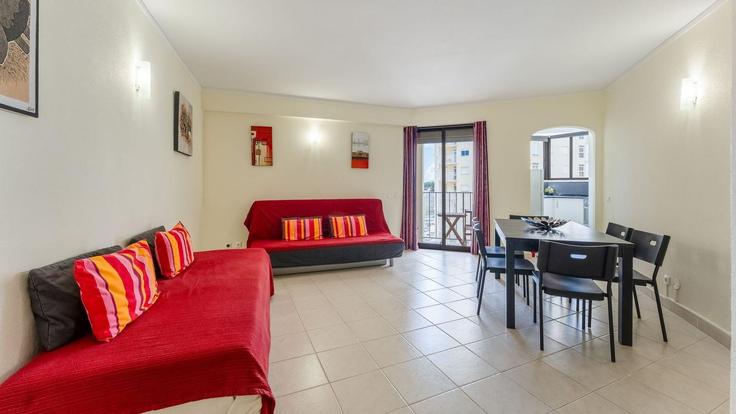 Armação de Pêra Armação de PêraのBuilding Avenida Beira Mar - lovelystay - 1345564のアパートメントにある、モダンな家具を備えたエレガントなデザインのリビングルーム