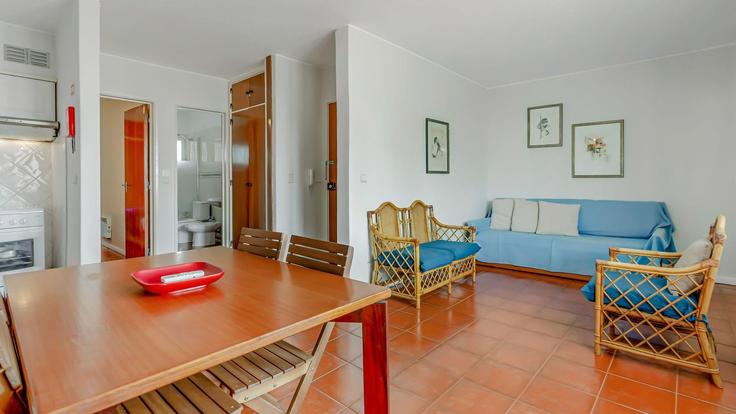 Elegante sala de estar con mobiliario moderno en un apartamento en Building Rua do Sol - lovelystay - 1345597 en Quarteira, Quarteira Elegante sala de estar con mobiliario moderno en un apartamento en Building Rua do Sol - lovelystay - 1345597 en Quarteira, Quarteira